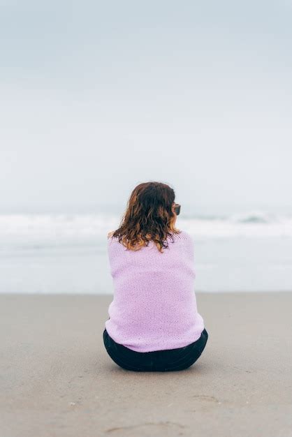 chica de espaldas en la playa|mujer de espaldas en la playa.